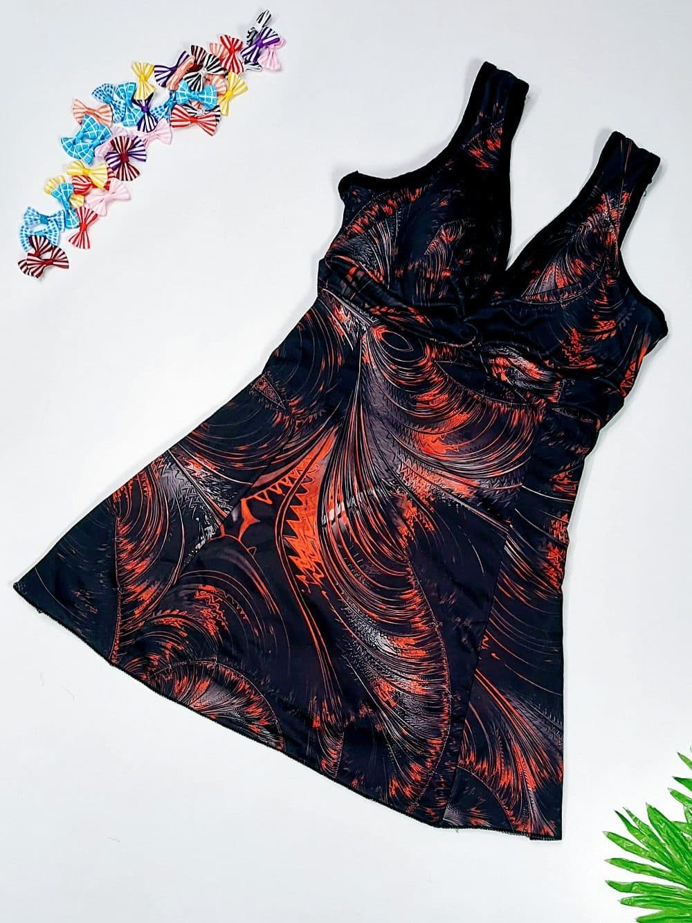 مایو دامن دار و کاپدار زنانه مشکی با طرح زرشکی رنگ مارک اسپیدو ( Speedo )