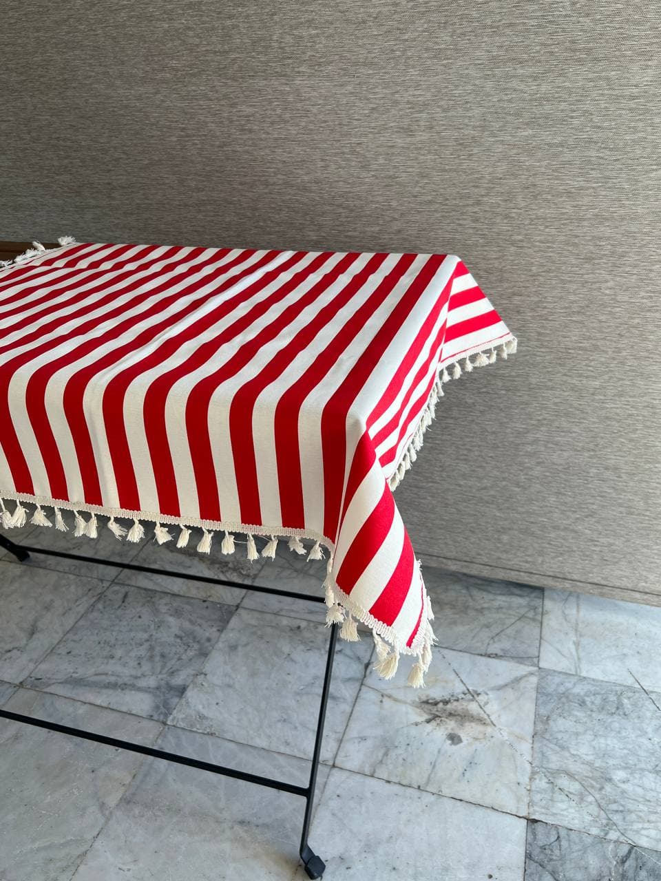 رومیزی پارچه ای مربع منگوله دار- داک قرمز راه راه