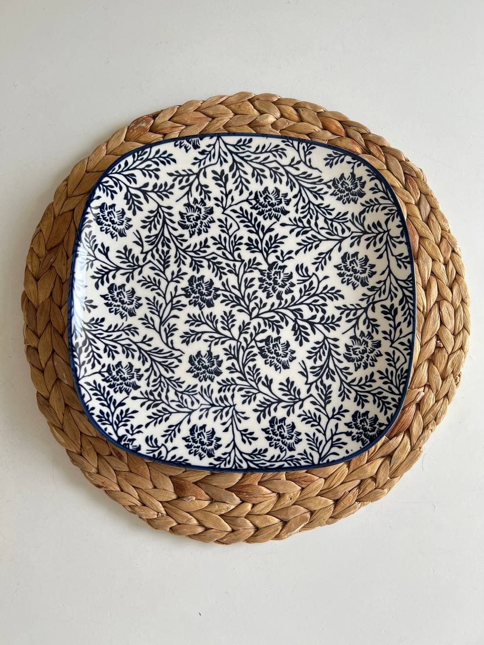 بشقاب پلوخوری مربعی پاشاهوم- طرح شکوفه آبی (دارای ایرادات جزئی)