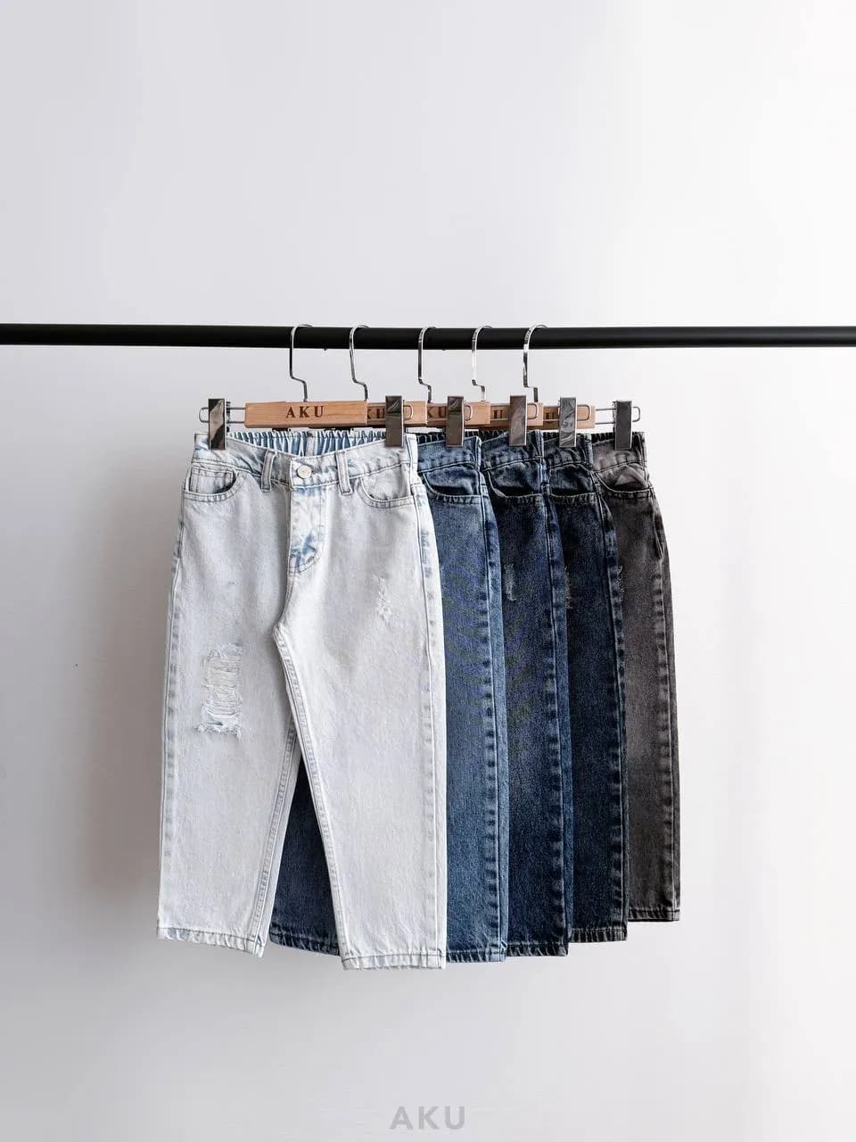 شلوار جین مام فیت زاپدار کمر دکمه دار (AKU)