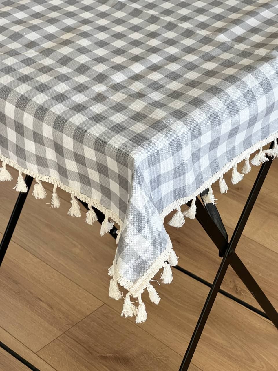 رومیزی پارچه ای مربع منگوله دار- داک چهارخانه طوسی