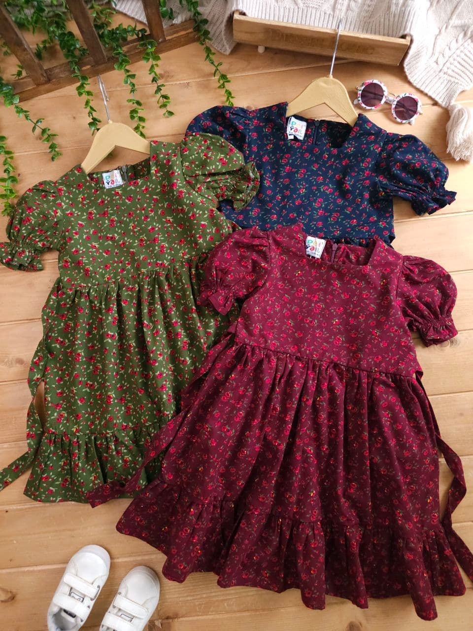 پیراهن گل قرمزی