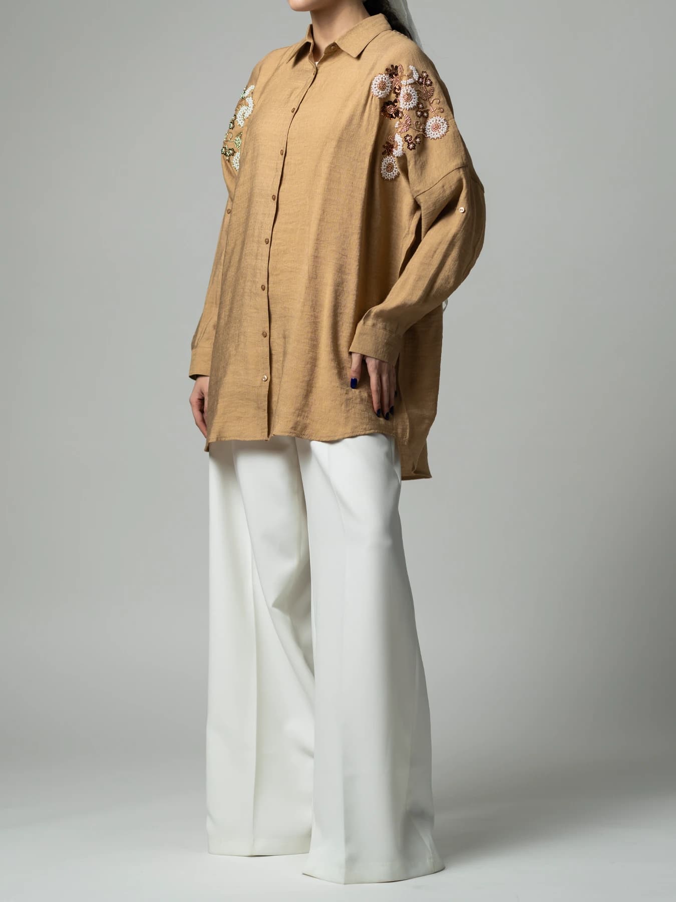 شومیز قهوه ای یقه مردانه ساده منجوق دوزی