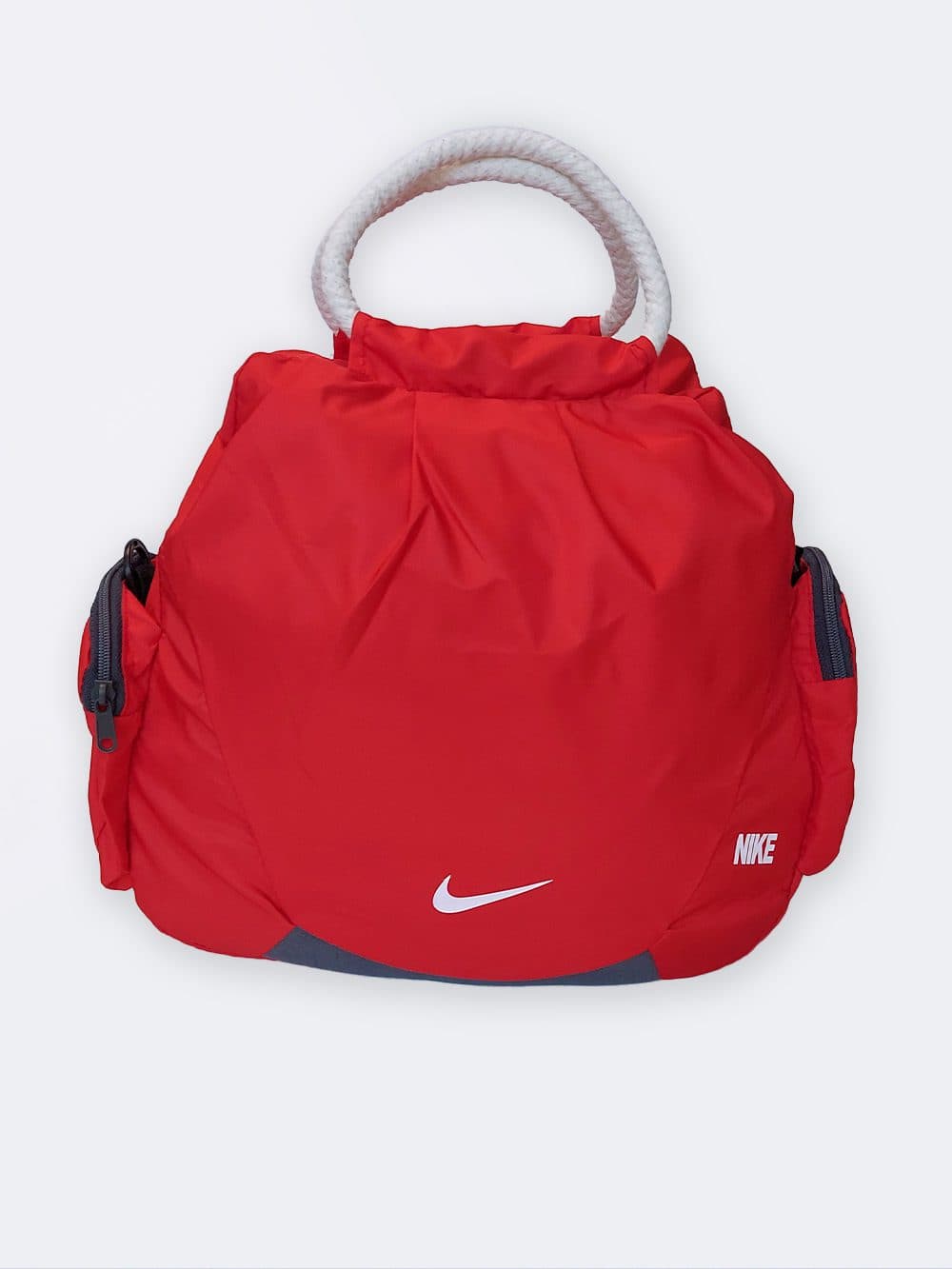 کیف استخر زنانه قرمز رنگ با بندهای کنفی و جیب دار در کناره ها مناسب برای وسایل شنا