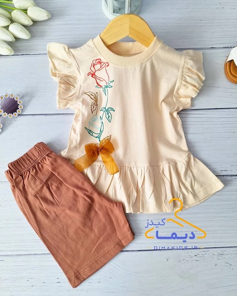 ست تیشرت و شلوارک کرم شکلاتی طرح شاخه گل رز